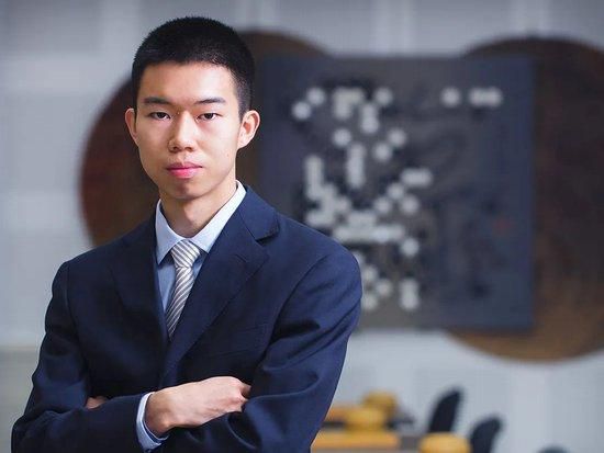 影片中的高科技元素让人耳目一新，AI追踪、智能分析、数字加密等近未来的设定，丰富了传统警匪片的视听面貌，也引出了两种不同破案模式的碰撞。