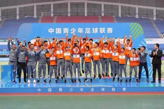 他曾坦言，自己从相声大师马季、姜昆等人那里学到很多“ 三番四抖”的包袱设计方法，并严格按照这些规律去练习， 从而掌握了喜剧节奏的奥秘。