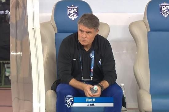 歌手李玟一身红装亮相，胸部轮廓饱满呈现，称自己跟成龙在美国洛杉矶是邻居，成龙妻子林凤娇常 潘霜霜助阵《激战》红毯 李菲儿绿色长裙秀清新 2013-08-12 北京时间8月11日，电影《激战》在京举行首映仪式，导演林超贤、主演张家辉、彭于晏、李菲儿、李馨巧悉数亮相，其中李菲儿一身绿色包身抹胸长裙现身红毯，在炎热的夏天为大家带来了一股清新，而新科上影节影后李 李湘烈焰红唇携夫亮相时装周 中外超模拼蛮腰 2014-03-05 巴黎当地时间3月4日，李湘、王岳伦夫妻亮相时装周现场，李湘身穿红色外套配大红唇十分抢眼，可惜没有带女儿Angela共同前往；